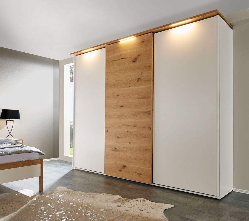 Loddenkemper L1000 — шкаф-купе с белыми дверями, центральной деревянной вставкой и верхней подсветкой