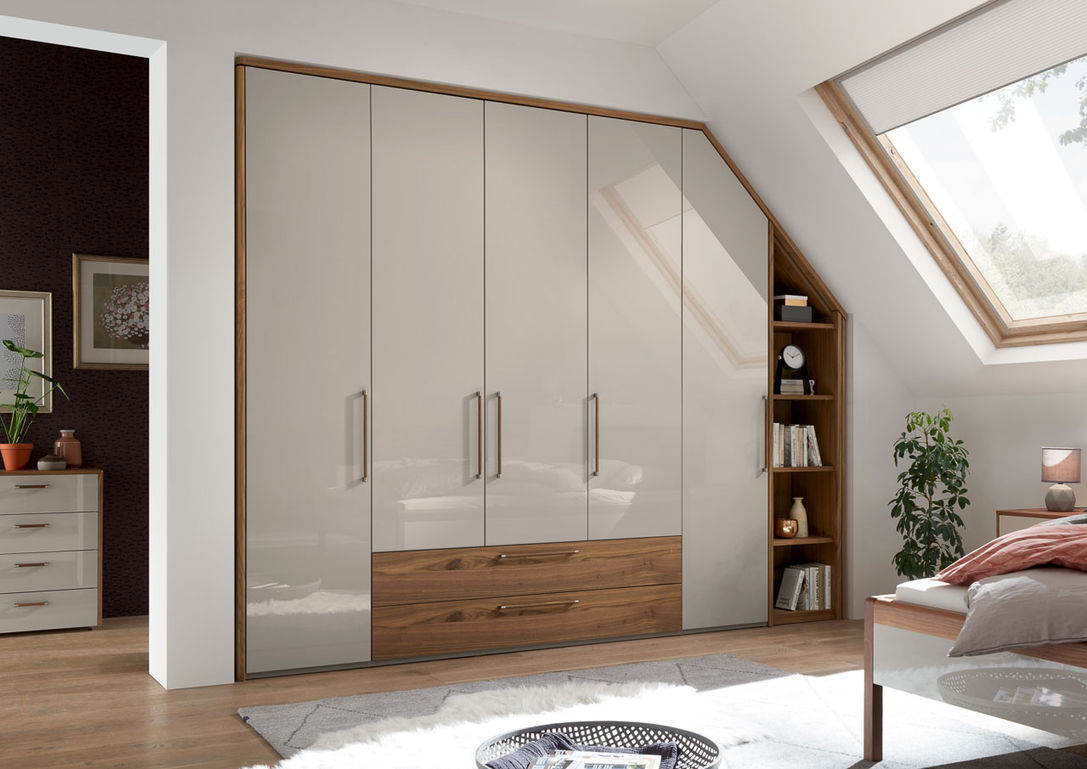 Loddenkemper L1000 — встроенный шкаф под скатной крышей с белыми глянцевыми фасадами, деревянной рамой, ящиками и открытым стеллажом