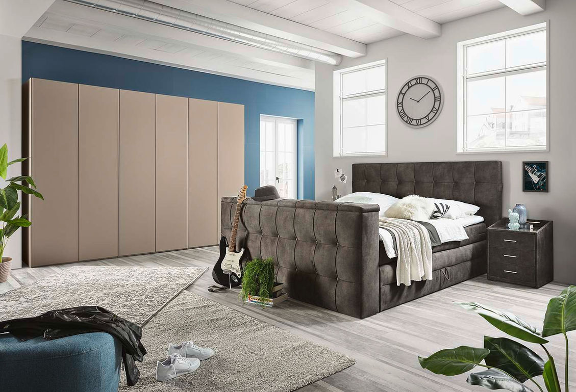 SET ONE Richmond — спальня с темно-серой Boxspring-кроватью и большим светлым шкафом