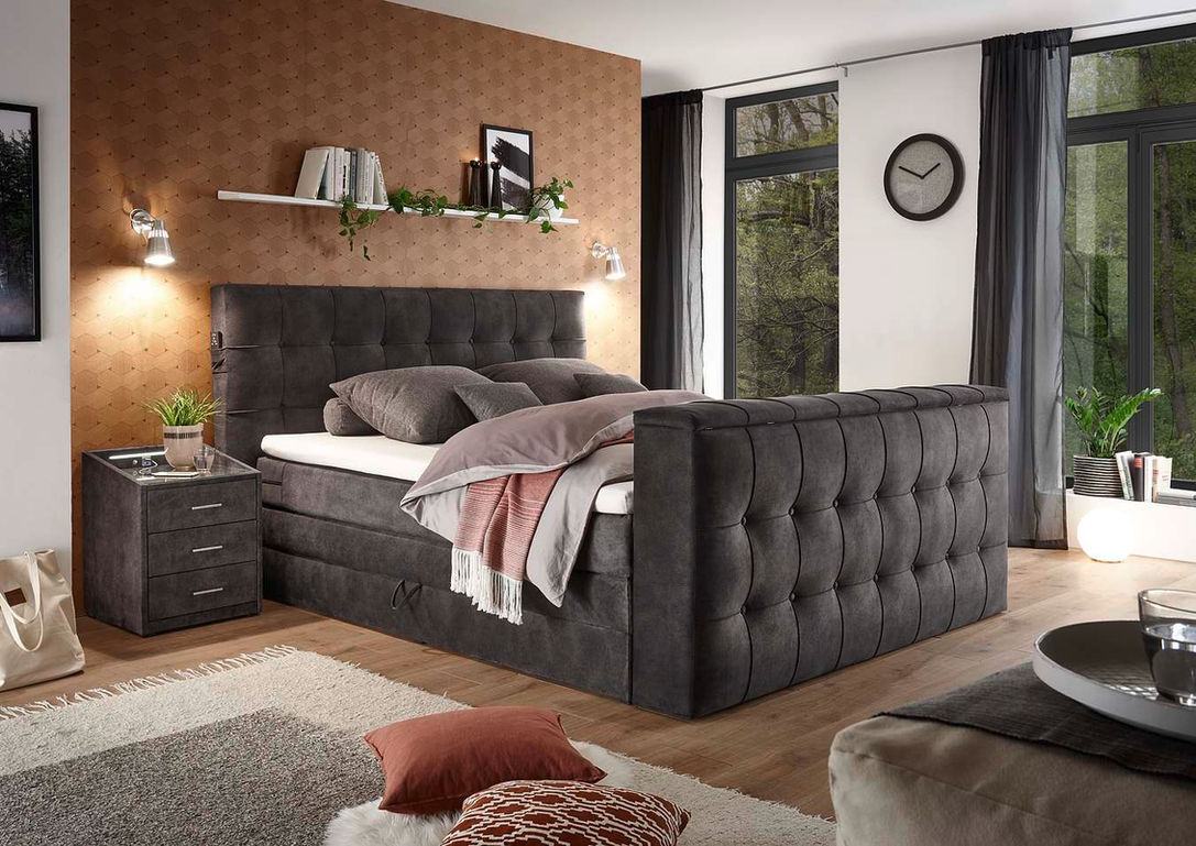 SET ONE Richmond — темно-серая Boxspring-кровать с высоким мягким изголовьем и стеганым изножьем, вид под углом