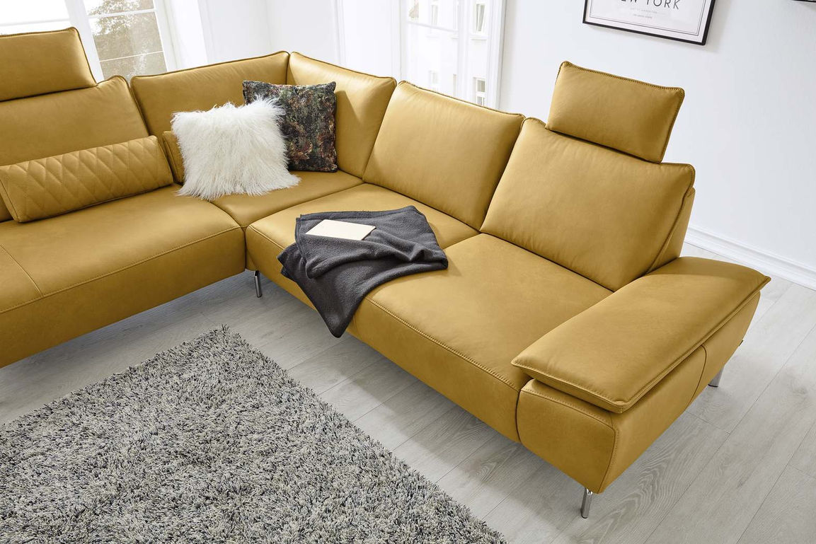 Musterring MR270 — желтый угловой диван с подушками и серым ковром