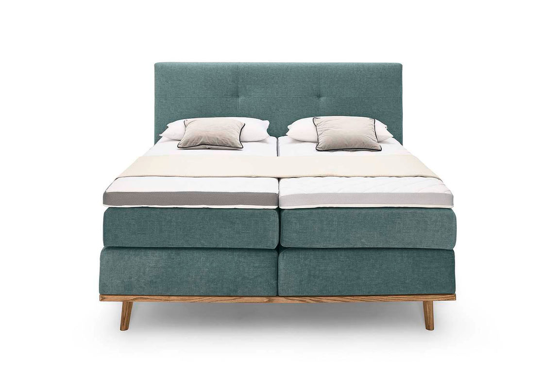 Boxspring — двуспальная кровать с бирюзовой обивкой на деревянных ножках