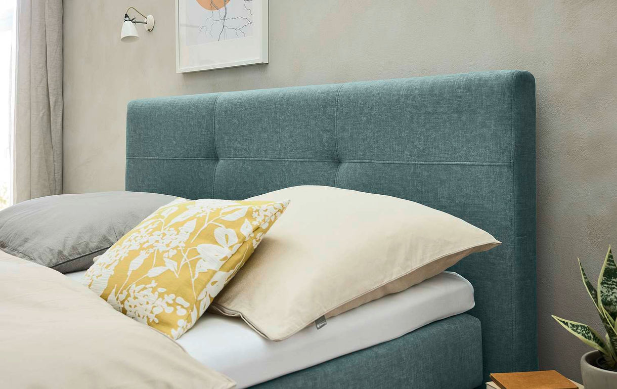 Boxspring — бирюзовое мягкое изголовье кровати с подушками