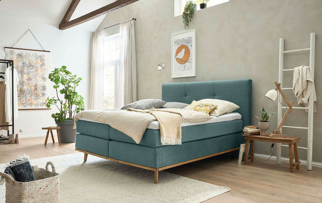 Boxspring — синяя двуспальная кровать в современном светлом интерьере