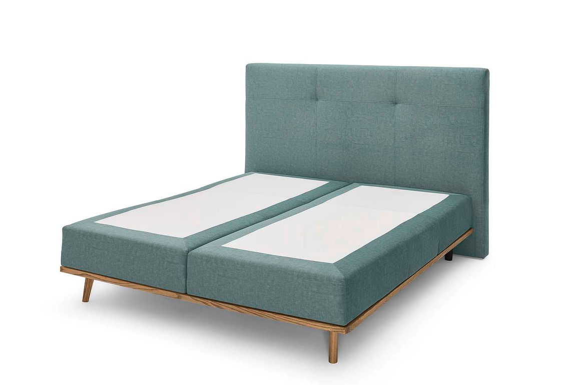 Boxspring — двуспальная кровать с бирюзовым изголовьем и деревянными ножками