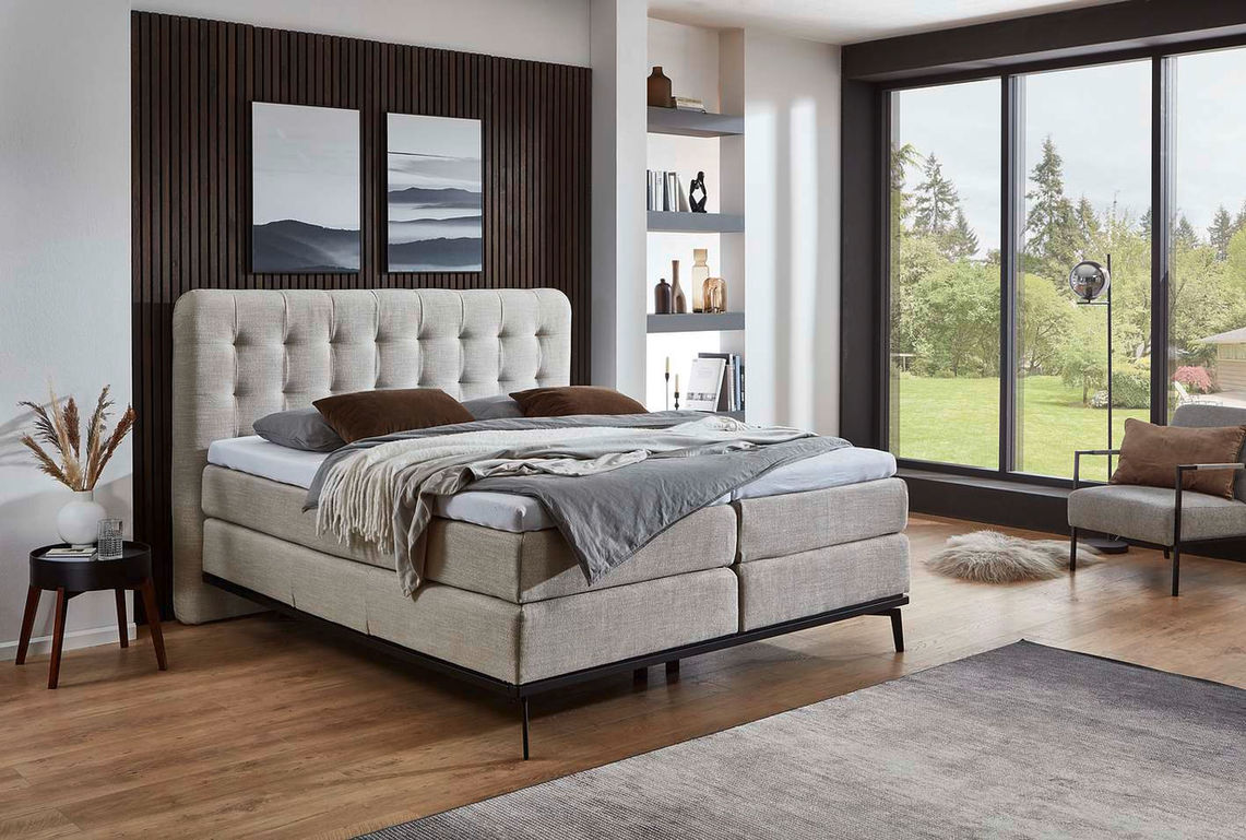Boxspring — современная кровать с мягким изголовьем в светлой спальне